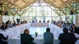 altText(En pico de aprobación por la gestión de la crisis, Alberto F. les pidió a los intendentes que ayuden con la cuarentena... y los precios)}