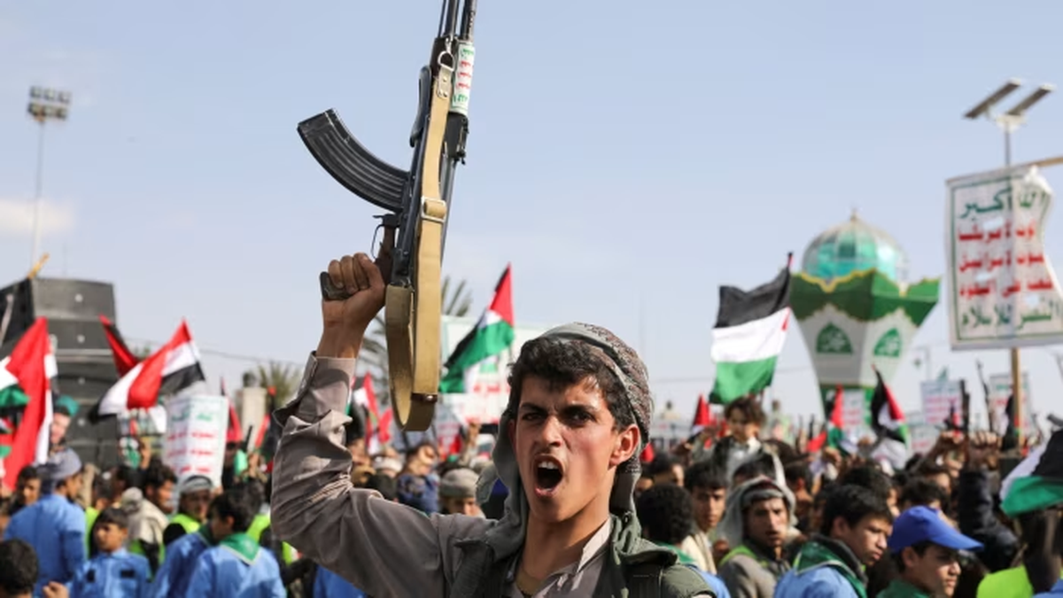 Los rebeldes hutíes alineados con Irán han llevado a cabo ataques contra buques mercantes en el Mar Rojo |Gentileza © Khaled Abdullah/Reuters Los rebeldes hutíes alineados con Irán han llevado a cabo ataques contra buques mercantes en el Mar Rojo |Gentileza © Khaled Abdullah/Reuters 