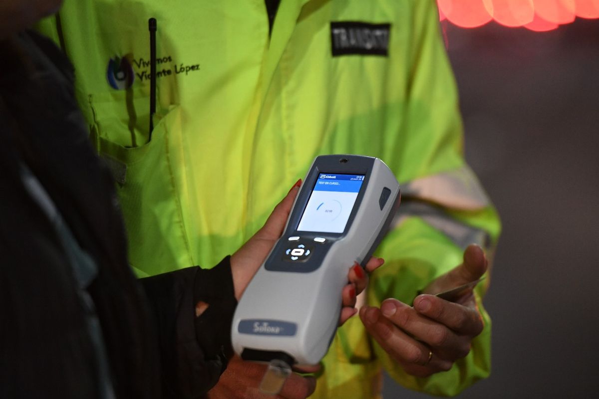 “Estamos incorporando nuevo equipamiento para los agentes de tránsito. A los tradicionales controles de alcoholemia que se hacen habitualmente, estamos sumando equipamiento nuevo para hacer controles de estupefacientes. “Estamos incorporando nuevo equipamiento para los agentes de tránsito. A los tradicionales controles de alcoholemia que se hacen habitualmente, estamos sumando equipamiento nuevo para hacer controles de estupefacientes.