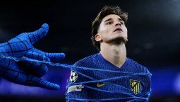 Julián Álvarez quedó atrapado en la telaraña del mercado: una campaña de Spider-Man lo “fichó” para media Europa mientras su futuro en Atlético de Madrid sigue sin resolverse.