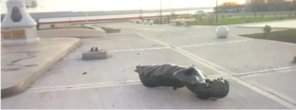 La estatua de Cristina Kirchner quedó quebrada en la parte de los pies y fue tirada al piso.