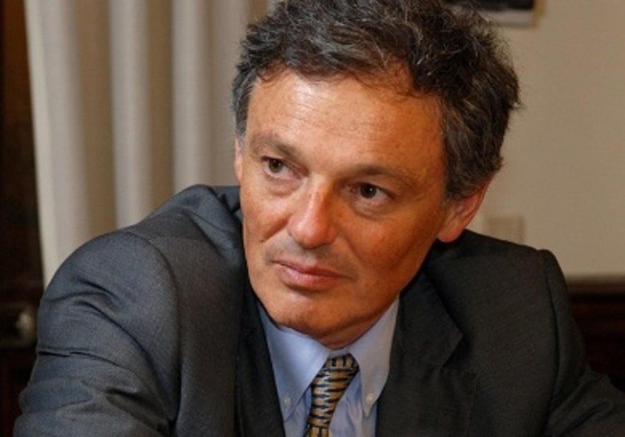 Difícil encontrar una foto de Francisco Cabrera en la que no ría, y habrá que preguntarse de qué se ríe Cabrera porque su gestión es menos que floja.
