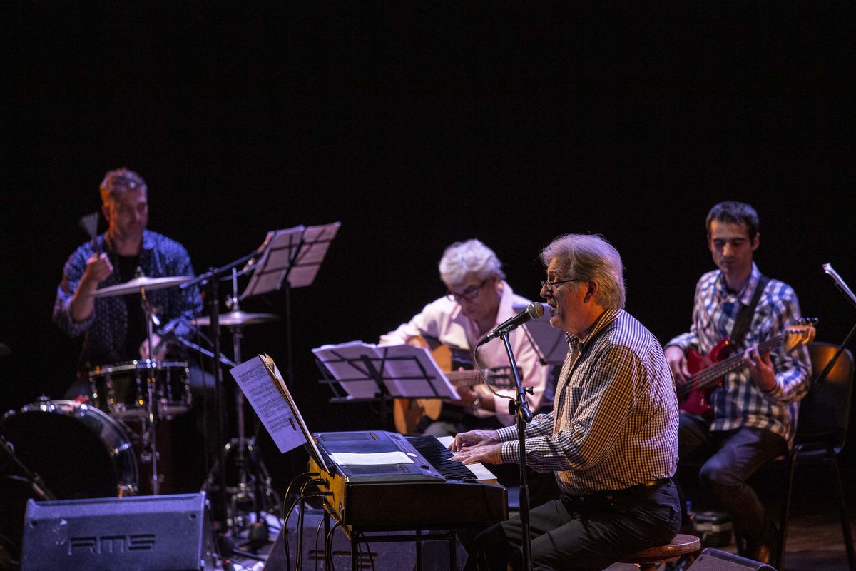 Néstor Mozzoni en canto y piano, detrás Tomás Pagura (batería), Eduardo Cáceres (guitarra) y Javier Galera (bajo). No se ven Emiliano Zamora (flauta) y Luis Giavón (oboe).