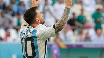 Lionel Messi celebra sus goles persignándose y mirando hacia el cielo. Lionel Messi celebra sus goles persignándose y mirando hacia el cielo.