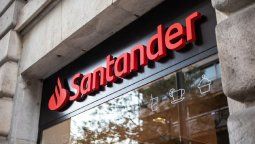 Banco Santander cierra sucursales y despide empleados en varias provincias