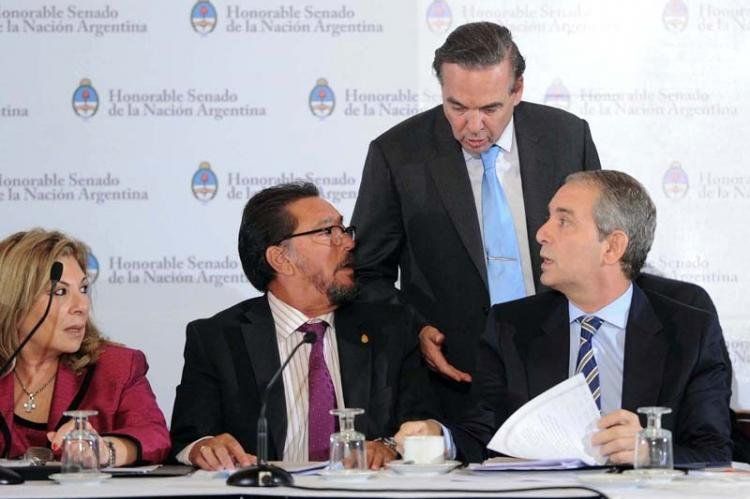 Miguel Pichetto y Julio Alak hablan antes de la firma del dictamen (Foto: Télam)