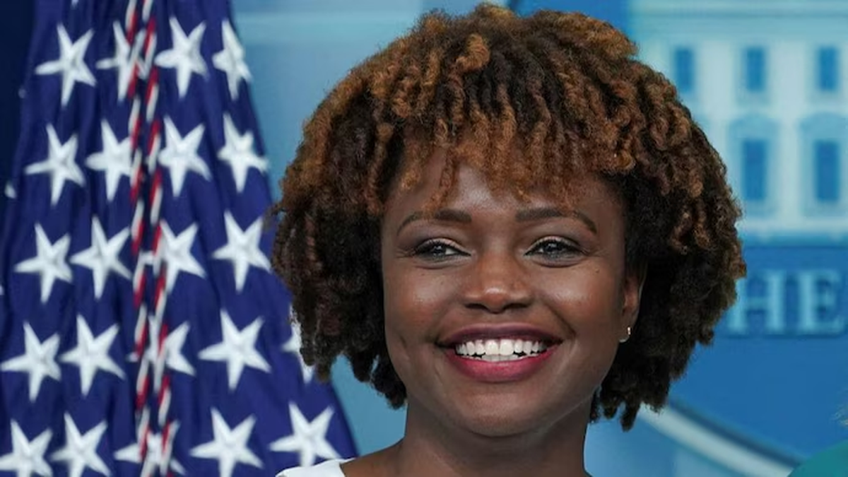 En 2022, Karine Jean-Pierre, fue elegida secretaria de prensa de la Casa Blanca. Se convirtió en la primera persona negra y gay en ser el rostro público de una administración estadounidense. En 2022, Karine Jean-Pierre, fue elegida secretaria de prensa de la Casa Blanca. Se convirtió en la primera persona negra y gay en ser el rostro público de una administración estadounidense. 