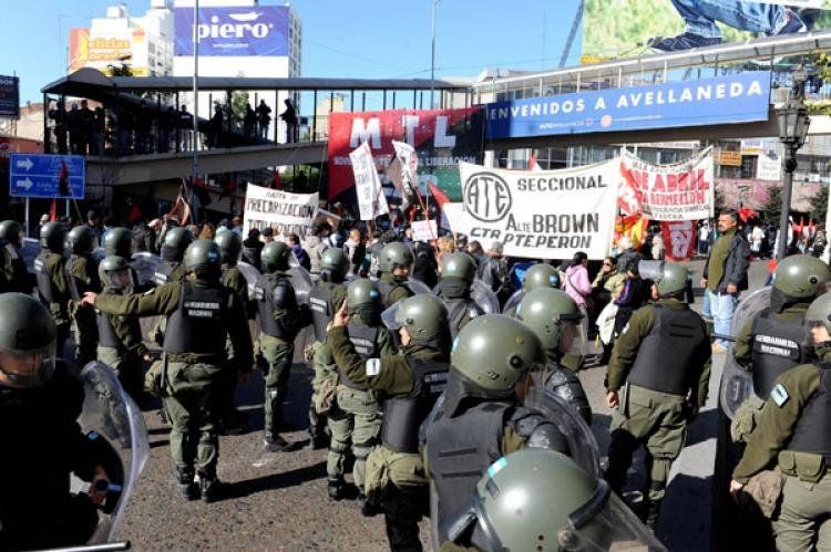 Gendarmería intentaba evitar el corte total del Puente Pueyrredón. (Foto: Télam)