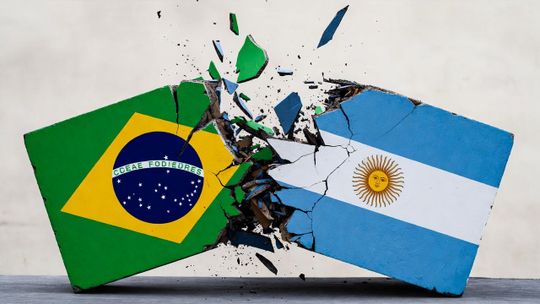 Mientras Brasil debate menos horas de trabajo, Argentina elige alargarlas