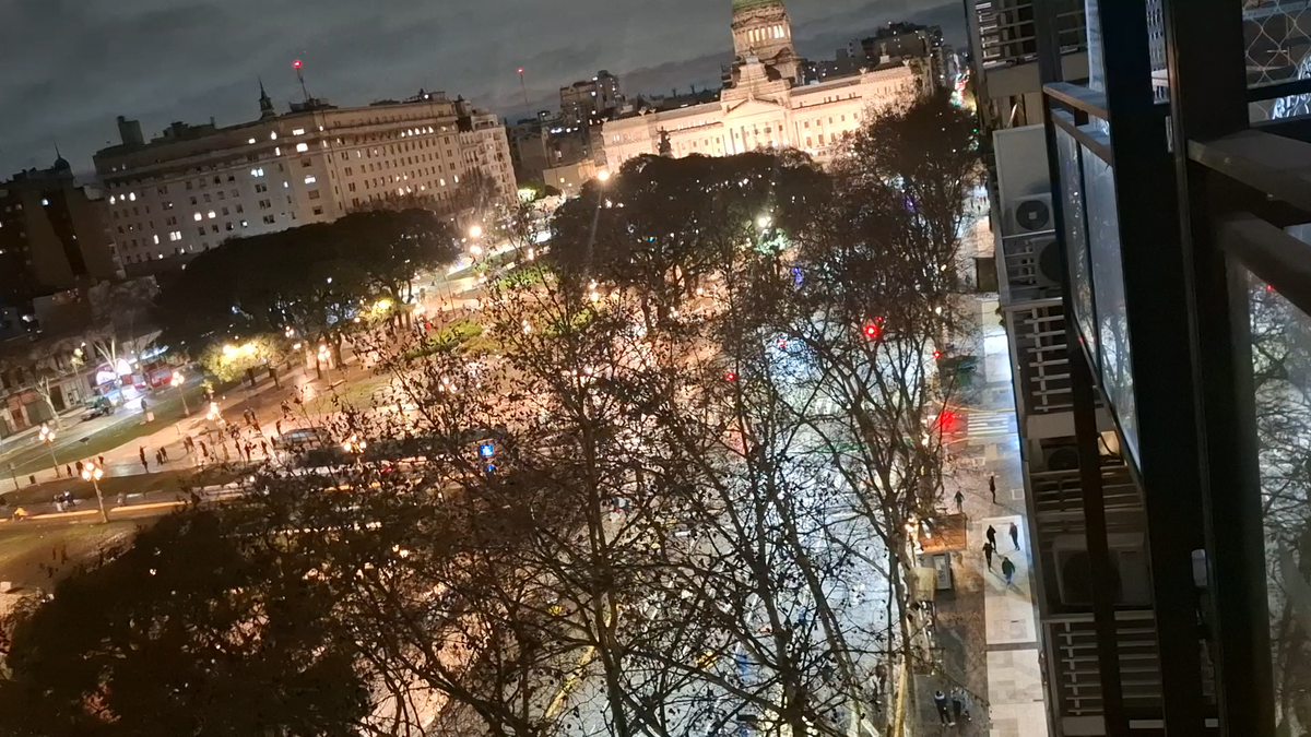 Con el avance de las fuerzas de seguridad, los manifestantes abandonaron el lugar
