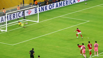 Oscar Ustari ataja el penal para Inter Miami. Oscar Ustari ataja el penal para Inter Miami.