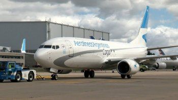 Aerolíneas Argentinas vuelve a hacer entregas puerta a puerta en el país. Aerolíneas Argentinas vuelve a hacer entregas puerta a puerta en el país.