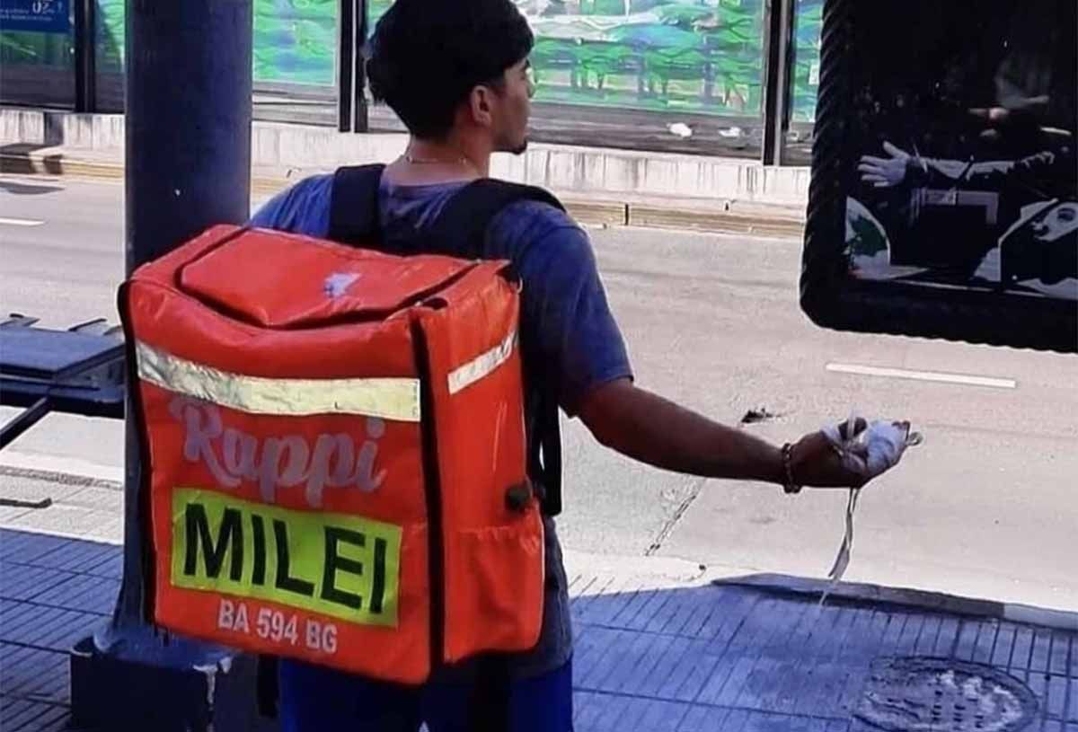 Un trabajador de reparto de comida militando por Javier Milei.