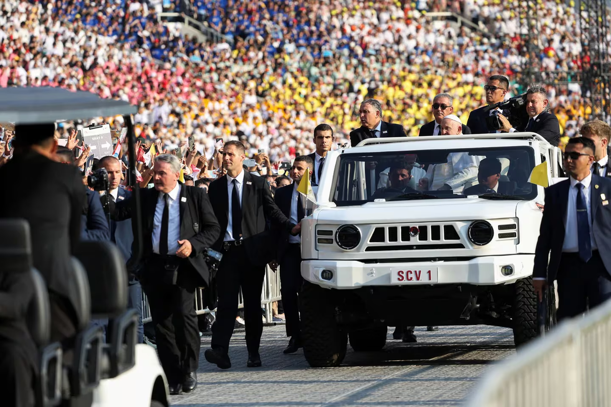 El papa Francisco arriba al estadio Gelora Bung Karno en Jakarta, Indonesia, tras visitar la Gran Mezquita. El papa Francisco arriba al estadio Gelora Bung Karno en Jakarta, Indonesia, tras visitar la Gran Mezquita.