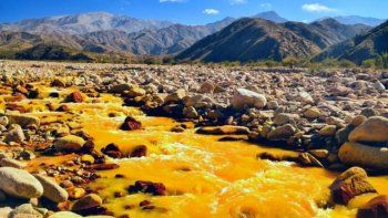 Un Río de Oro rodeado de montañas que es una belleza en Argentina. (Foto: Viajando Argentina). Un Río de Oro rodeado de montañas que es una belleza en Argentina. (Foto: Viajando Argentina).