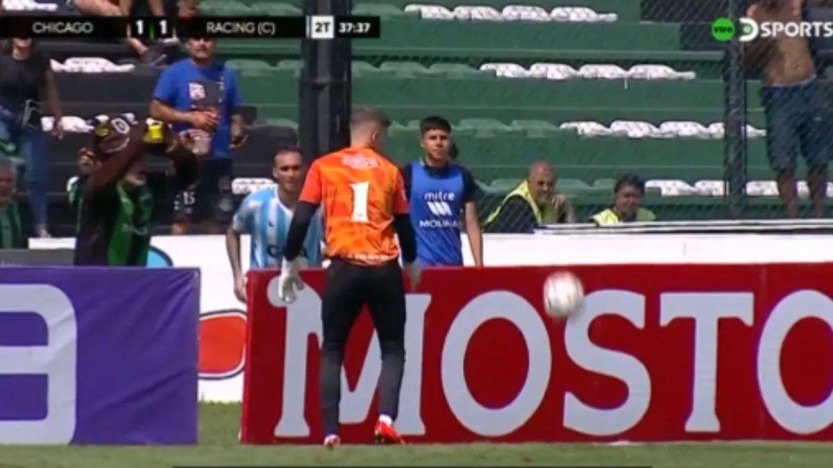 El Torneo de la Primera Nacional fue testigo de un bochorno que protagonizó la mascota de Nueva Chicago y el arquero de Racing de Córdoba. El Torneo de la Primera Nacional fue testigo de un bochorno que protagonizó la mascota de Nueva Chicago y el arquero de Racing de Córdoba.