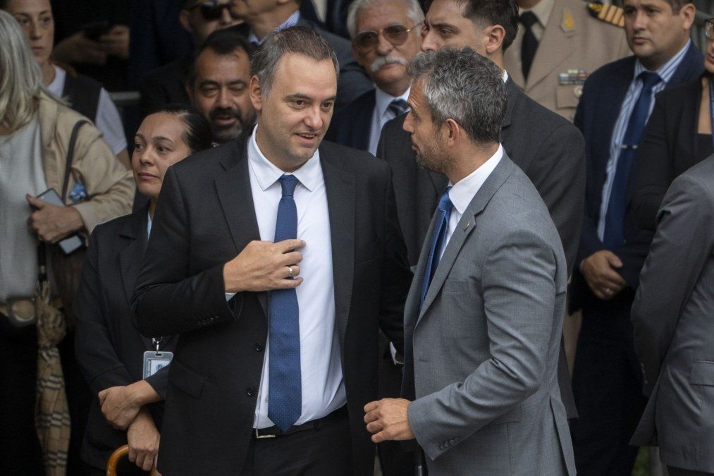 Manuel Adorni junto a Martín Menem
