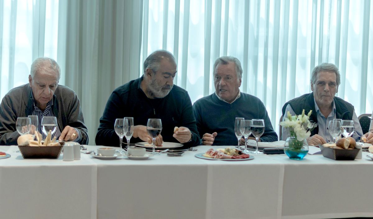 Luis Barrionuevo entre Héctor Daer y Carlos Acuña. En la foto también José Luis Lingeri.