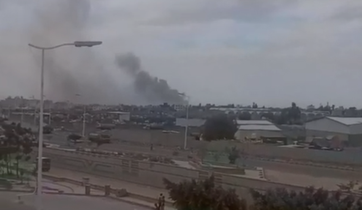 En la capital Saná, el humo indica dónde se encuentra el aeropuerto internacional bombardeado. En la capital Saná, el humo indica dónde se encuentra el aeropuerto internacional bombardeado.