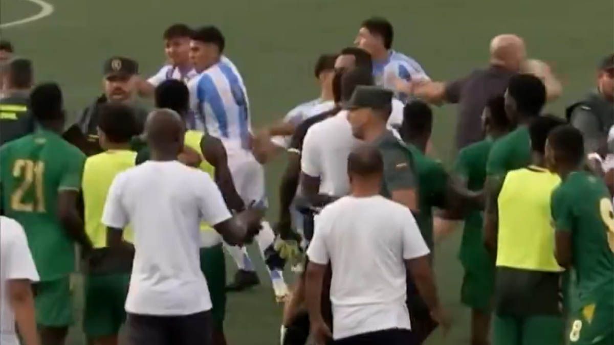 La Selección Argentina Sub20, dirigida por Diego Placente, empató 1-1 con Mauritania en el Torneo de L’Alcudia y estalló la bronca contra el árbitro. La Selección Argentina Sub20, dirigida por Diego Placente, empató 1-1 con Mauritania en el Torneo de L’Alcudia y estalló la bronca contra el árbitro.