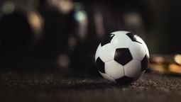 La pelota de fútbol: nacida del cuero y el hilo