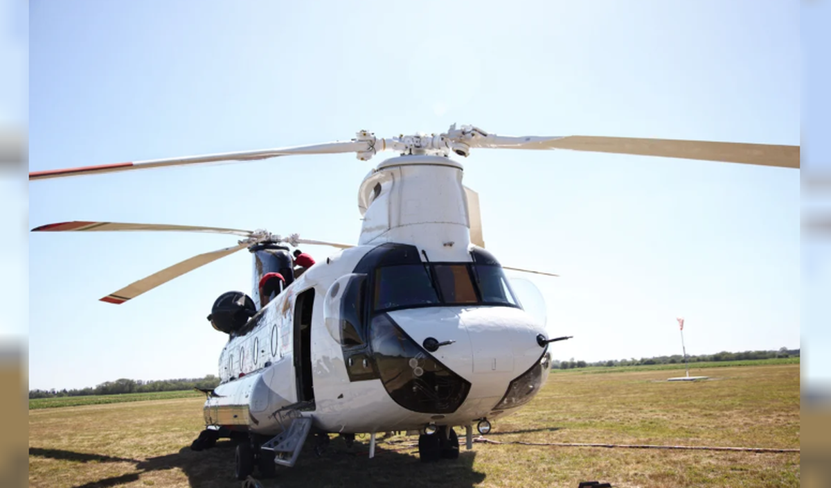 El helicóptero canadiense Boeing 'Chinook' fue derivado de Bariloche a la base operativa de San Pedro, provincia de Buenos Aires, para el combate del fuego en el Delta del Paraná.