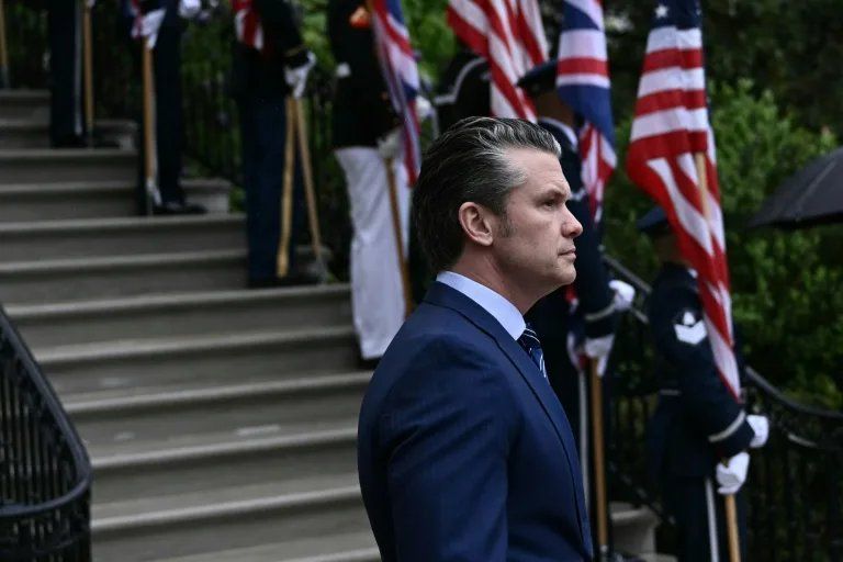 El secretario de Defensa de Estados Unidos, Pete Hegseth, espera al presidente Donald Trump y a la primera dama Melania Trump para recibir al rey Carlos III y a la reina Camila de Reino Unido en la Casa Blanca, Washington, el 28 de abril de 2026. El secretario de Defensa de Estados Unidos, Pete Hegseth, espera al presidente Donald Trump y a la primera dama Melania Trump para recibir al rey Carlos III y a la reina Camila de Reino Unido en la Casa Blanca, Washington, el 28 de abril de 2026.