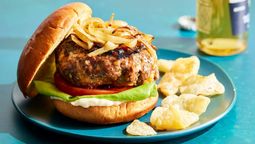 La historia de la hamburguesa es un viaje que tiene un origen poco claro (EEUU o Alemania), pero culmina con su consagración como ícono de la comida rápida.