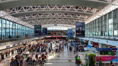 La BBC en Ezeiza: 200 argentinos por día huyen del país