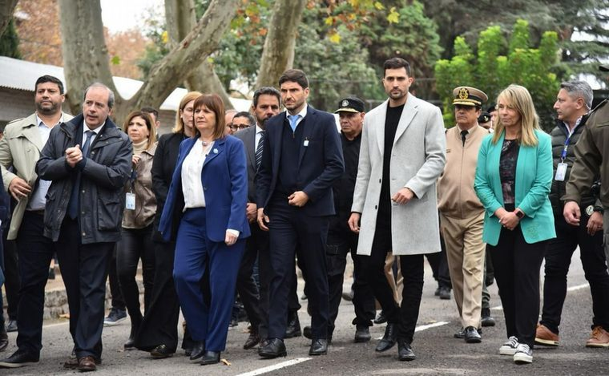 Para dicho programa, el Ejecutivo nacional dispuso de 1.800 agentes federales, 140 vehículos terrestres, tres helicópteros y una embarcación. Para dicho programa, el Ejecutivo nacional dispuso de 1.800 agentes federales, 140 vehículos terrestres, tres helicópteros y una embarcación. 