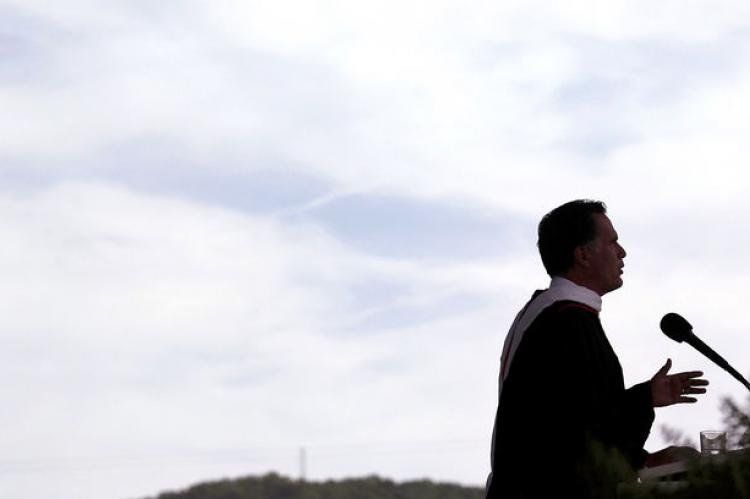 Romney, el el lado equivocado de una historia, en el lado correcto en la otra...