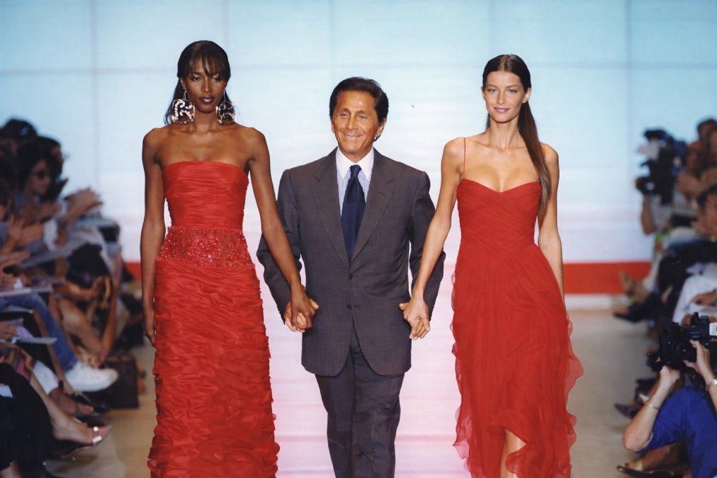Valentino Garavani en pasarela junto a modelos de la maison, imagen que resume una era de la alta costura marcada por elegancia, oficio y legado.