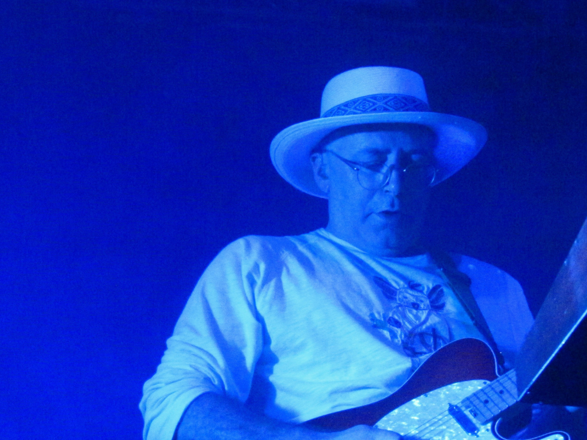 El bajista de Hot Chip, Al Doyle, haciendo una masterclass de estilo y técnica. (Fotografía cortesía de Diego Fernandez)