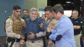 Insólito: Ministro de Córdoba testeó en vivo el 'guante eléctrico' (Video)