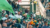 Lluvia de peluches en Real Betis, una tradición que comenzó en 2018 Lluvia de peluches en Real Betis, una tradición que comenzó en 2018