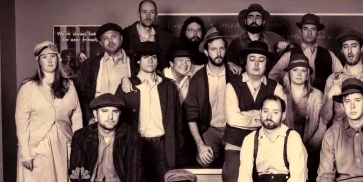 La serie "Community" homenajea la foto del final de la película con una foto en blanco y negro del grupo. La serie "Community" homenajea la foto del final de la película con una foto en blanco y negro del grupo.