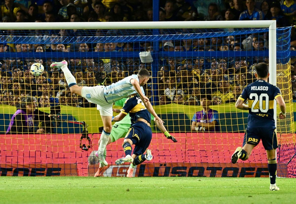 Maravilla Martínez ya metió el frentazo para el gol victorioso de Racing ante Boca