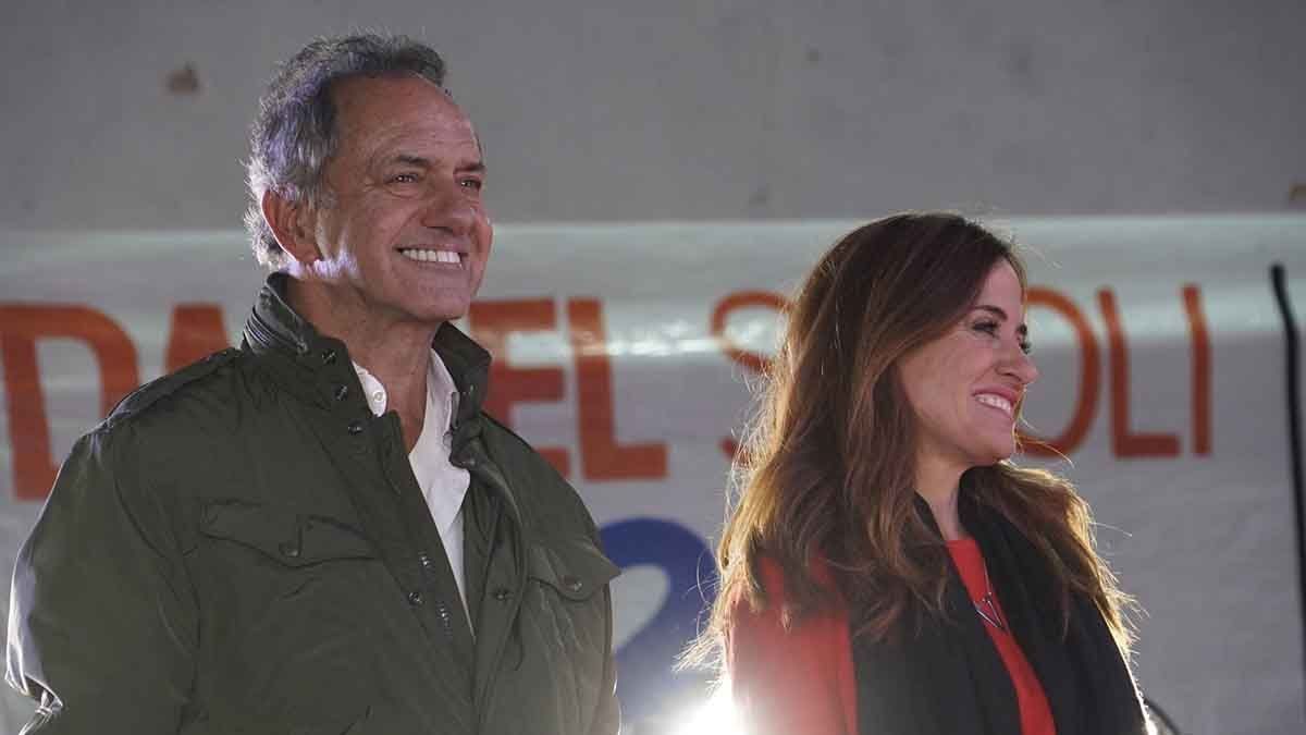 Daniel Scioli y Victoria Tolosa Paz hicieron una presentación ante la Junta Electoral.