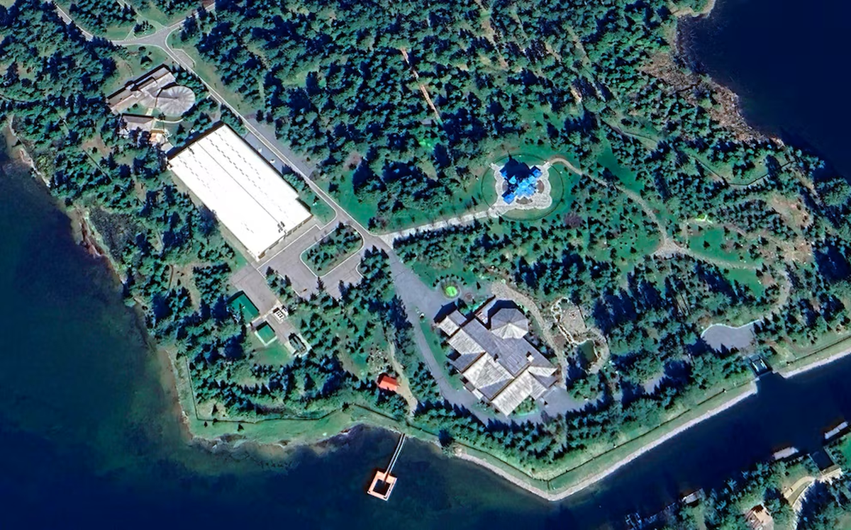 La residencia de Putin, incluye mansiones, instalaciones deportivas, un complejo de spa de 6.700 metros cuadrados construido en 2016, y otros edificios. A diferencia de otras residencias presidenciales, Putin prácticamente no celebra reuniones oficiales ni negociaciones en este lugar, y hay muy pocas fotografías públicas del interior. La residencia de Putin, incluye mansiones, instalaciones deportivas, un complejo de spa de 6.700 metros cuadrados construido en 2016, y otros edificios. A diferencia de otras residencias presidenciales, Putin prácticamente no celebra reuniones oficiales ni negociaciones en este lugar, y hay muy pocas fotografías públicas del interior.