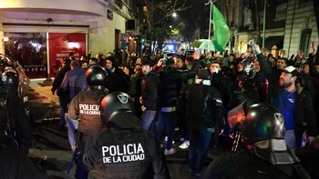 Tras los incidentes del fin de semana en casa de CFK, legisladores del FdT pidieron la renuncia de Marcelo D´Alessandro. Tras los incidentes del fin de semana en casa de CFK, legisladores del FdT pidieron la renuncia de Marcelo D´Alessandro.