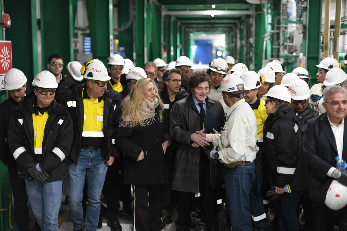 Javier Milei saluda a mineros en Catamarca (Foto: Presidencia) Javier Milei saluda a mineros en Catamarca (Foto: Presidencia)