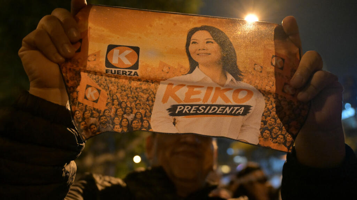 Un simpatizante de la candidata derechista Keiko Fujimori muestra un cartel con su imagen tras conocerse los primeros resultados de la segunda vuelta de las elecciones presidenciales de Perú, el 7 de junio de 2026 en Lima | Martín Bernetti / AFP/Archivos Un simpatizante de la candidata derechista Keiko Fujimori muestra un cartel con su imagen tras conocerse los primeros resultados de la segunda vuelta de las elecciones presidenciales de Perú, el 7 de junio de 2026 en Lima | Martín Bernetti / AFP/Archivos