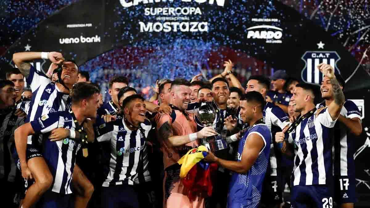 El arquero Guido Herrera chicaneó a River tras levantar la Supercopa Internacional con Talleres de Córdoba: “Sacarles la gloria no tiene precio”. El arquero Guido Herrera chicaneó a River tras levantar la Supercopa Internacional con Talleres de Córdoba: “Sacarles la gloria no tiene precio”.