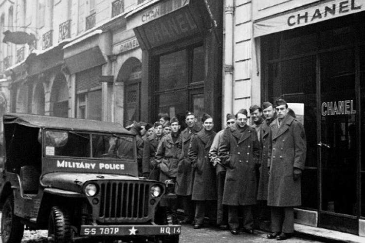 Soldados estadounidenses esperando comprar un Chanel Nº5 para llevarse de regreso a USA.
