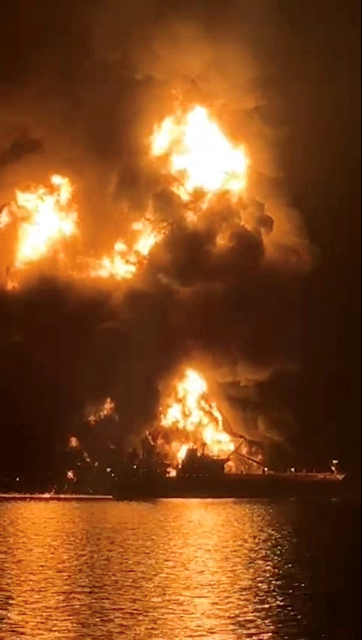 La Guardia Revolucionaria de Irán asumió su responsabilidad y dijo a través de un comunicado que "el barco Express Rome, de propiedad israelí y que enarbola bandera liberiana, y el portacontenedores Mayuree Naree fueron alcanzados por proyectiles iraníes y detenidos tras ignorar las advertencias de las fuerzas navales de la Guardia Revolucionaria". La Guardia Revolucionaria de Irán asumió su responsabilidad y dijo a través de un comunicado que "el barco Express Rome, de propiedad israelí y que enarbola bandera liberiana, y el portacontenedores Mayuree Naree fueron alcanzados por proyectiles iraníes y detenidos tras ignorar las advertencias de las fuerzas navales de la Guardia Revolucionaria".