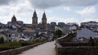 La muralla romana de Lugo rodea el casco de la ciudad gallega. Desde su recorrido superior se obtienen vistas privilegiadas de la catedral y del trazado urbano que creció alrededor de la antigua Lucus Augusti. La muralla romana de Lugo rodea el casco de la ciudad gallega. Desde su recorrido superior se obtienen vistas privilegiadas de la catedral y del trazado urbano que creció alrededor de la antigua Lucus Augusti.