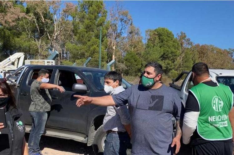 El secretario de ATE Neuquén y manifestantes en el Parque Norte, donde está la planta transmisora de Grupo Prima.