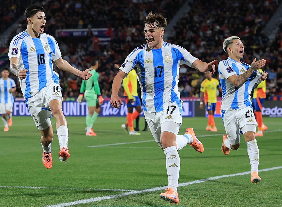 Silvetti grita su gol, lo acompañan Andrada y Prestianni: imagen de una Albiceleste que supo llegar a la final del Mundial Sub 20. Silvetti grita su gol, lo acompañan Andrada y Prestianni: imagen de una Albiceleste que supo llegar a la final del Mundial Sub 20.
