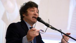Javier Milei denuncia operaciones en los medios tras confirmar que eliminaría la pauta oficial.