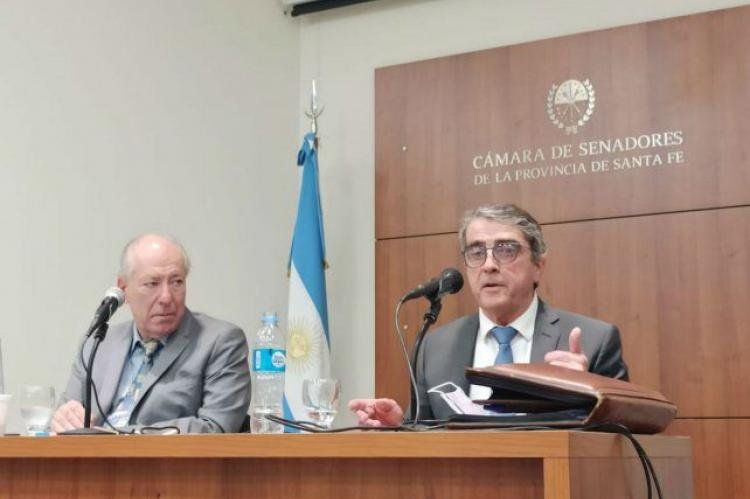 El senador provincial Armando Traferri (derecha) junto a su abogado defensor, José Luis Vázquez.